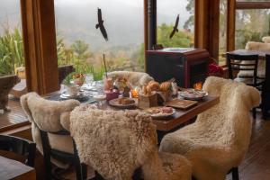 a dining room with a table with food on it at IL Rifugio Cabanas in Urubici +42 photos
