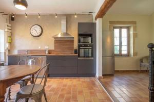 Η κουζίνα ή μικρή κουζίνα στο La Petite Baronne