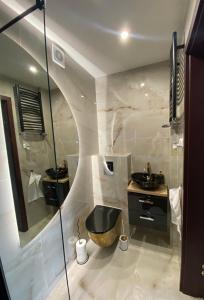 Kúpeľňa v ubytovaní Apartament z balkonem i widokiem na morze w Sopocie blisko Opery Leśnej + 17 fotografií