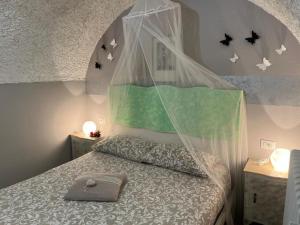 Dormitorio con cama con dosel y murciélagos en la pared en Casa Cristina - Vista Lago, en Tignale