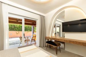 A television and/or entertainment centre at Hotel Club Saraceno - Bovis Hotels