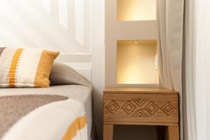 una camera da letto con specchio accanto a un letto di Hotel Club Saraceno - Bovis Hotels a Àrbatax
