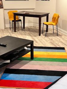 Habitación con mesa, sillas y alfombra colorida. en Simplified Living Space, en Chicago