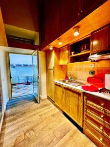 Η κουζίνα ή μικρή κουζίνα στο Quirinale luxury suite Roma