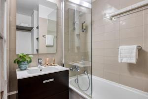 Citadines Sainte-Catherine Brussels的一间浴室