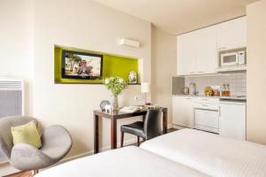 Citadines Sainte-Catherine Brussels的厨房或小厨房