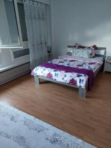 1 dormitorio con 1 cama con edredón morado en Kleine Apartment im Zentrum Bern, en Berna