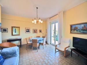 een woonkamer met een tafel en stoelen bij La Casa Di Wilde in Lerici