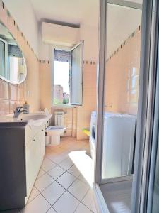 een badkamer met een wastafel en een wasmachine bij La Casa Di Wilde in Lerici
