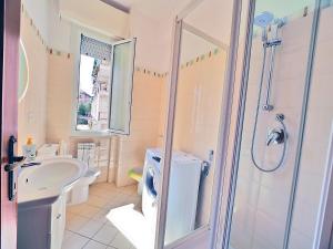 een badkamer met een toilet, een wastafel en een douche bij La Casa Di Wilde in Lerici