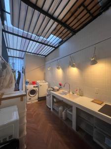 een keuken met een spoelbak en een wasmachine bij Meow Hotel & Cafe in Ho Chi Minh-stad