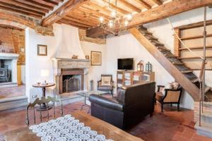 A seating area at Villa Pera by Nicola Real Estate