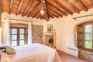 A bed or beds in a room at Villa Pera by Nicola Real Estate
