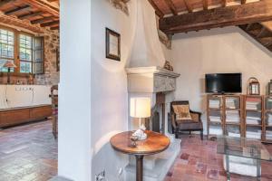 A television and/or entertainment centre at Villa Pera by Nicola Real Estate