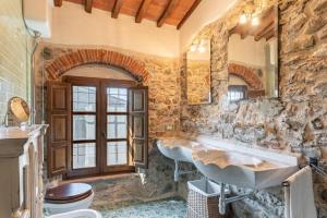 Kép Villa Pera by Nicola Real Estate szállásáról Corsanico-Bargecchiában a galériában Még 19 kép