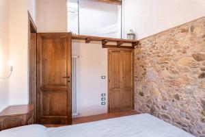 A bed or beds in a room at Villa Pera by Nicola Real Estate