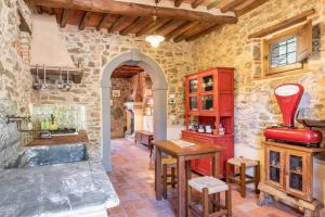 A seating area at Villa Pera by Nicola Real Estate