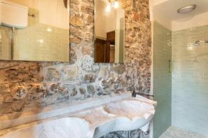 A bathroom at Villa Pera by Nicola Real Estate