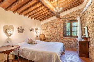 A bed or beds in a room at Villa Pera by Nicola Real Estate