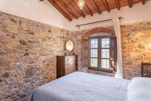 A bed or beds in a room at Villa Pera by Nicola Real Estate