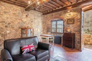 A seating area at Villa Pera by Nicola Real Estate