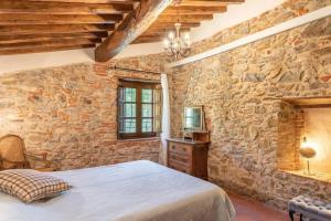 A bed or beds in a room at Villa Pera by Nicola Real Estate