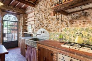 A kitchen or kitchenette at Villa Pera by Nicola Real Estate