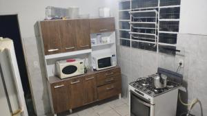 A cozinha ou cozinha compacta de Hostel da Floresta