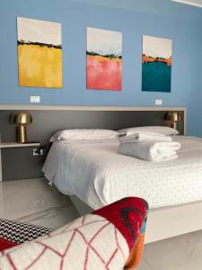 A bed or beds in a room at DIZETA Suite and Apartment