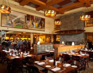 A restaurant or other place to eat at Heathman Lodge