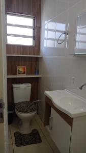 a bathroom with a toilet and a sink at Estúdio dentro de uma chácara em Botucatu rubiao jr in Botucatu