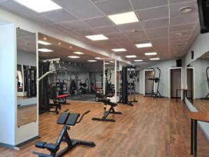 un gimnasio con cintas de correr y máquinas elípticas en Latgale en Rēzekne