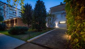 una calle vacía por la noche con un edificio en TURINHOMETOWN Residence Apartments, en Turín