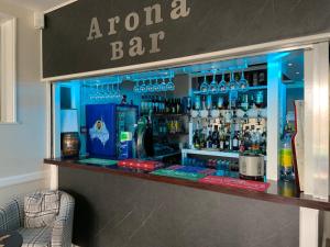 een bar met een bord erop bij Arona Guest Hotel in Great Yarmouth