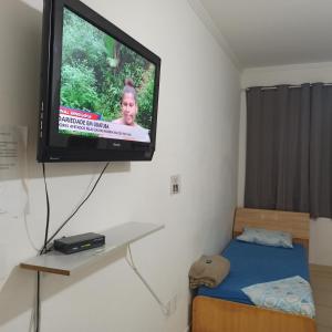 Uma televisão e/ou sistema de entretenimento em Quartos com Banheiros privativos - Hospedagem Recanto do Luar