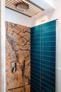 baño con pared azul y ducha en La Valle, en Agerola