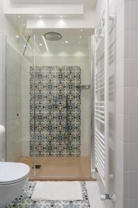 W łazience znajduje się prysznic, toaleta i umywalka. w obiekcie La Valle w mieście Agerola