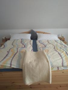een bed met een dekbed en een deken erop bij Ferienwohnung Küper in Getelo