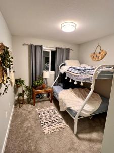 1 Schlafzimmer mit 2 Etagenbetten und einem Tisch in der Unterkunft Boho Hideaway in Sylvan Lake