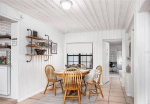 Un comedor con mesa y sillas en Gator Den 6 Bedrooms Steps to UF, en Gainesville