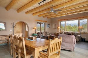 ein Esszimmer und ein Wohnzimmer mit einem Holztisch in der Unterkunft Casa Cielo in Taos