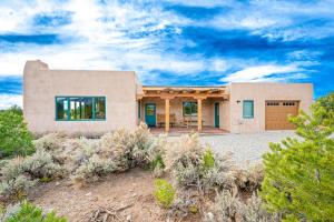 Ein Haus in der Wüste mit einem Gebäude in der Unterkunft Casa Cielo in Taos