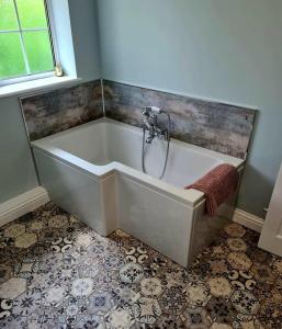 Bathroom sa Stunning 2 bedroom cottage on the River Wensum