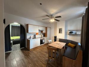 a living room with a table and a kitchen at APARTMENTS RATZERSDORFER SEEN in 3100 SANKT PÖLTEN in Sankt Pölten