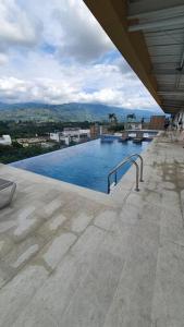 una piscina en la parte superior de un edificio en Wonderful view, 2 bedrooms apartment, en Armenia