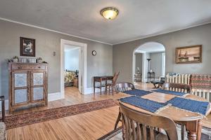 comedor y sala de estar con mesa y sillas en Victorian Apartment Less Than 1 Mi to Wisconsin River, en Stevens Point