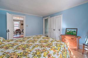 1 dormitorio con cama y tocador de madera con colcha en Victorian Apartment Less Than 1 Mi to Wisconsin River, en Stevens Point