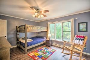 Ένα ή περισσότερα κρεβάτια σε δωμάτιο στο Peaceful New Market Cabin with Deck and Fire Pit!