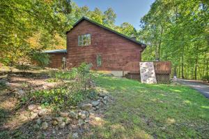 Κήπος έξω από το Peaceful New Market Cabin with Deck and Fire Pit!