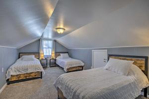 2 Betten in einem Zimmer mit blauen Wänden in der Unterkunft Charming Family Home about 4 Mi to Granite Peak! in Wausau